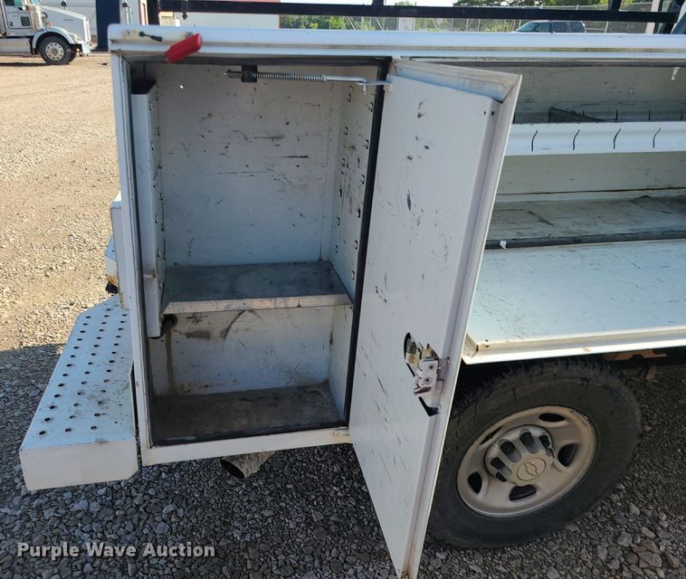 image for item LE9199 2007 Chevrolet Silverado 2500HD  utility bed pickup truck