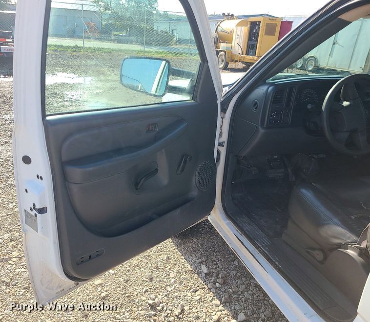 image for item LE9199 2007 Chevrolet Silverado 2500HD  utility bed pickup truck