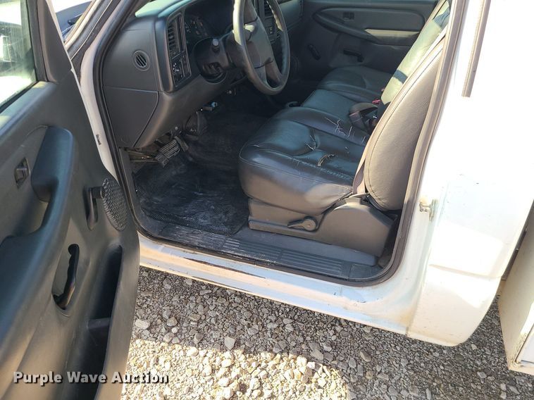 image for item LE9199 2007 Chevrolet Silverado 2500HD  utility bed pickup truck