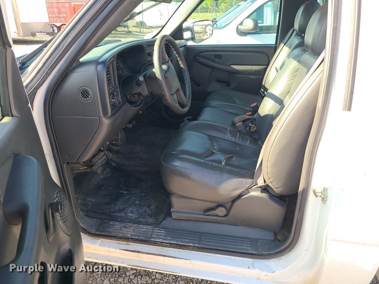 image for item LE9199 2007 Chevrolet Silverado 2500HD  utility bed pickup truck