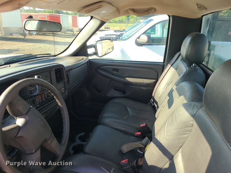 image for item LE9199 2007 Chevrolet Silverado 2500HD  utility bed pickup truck