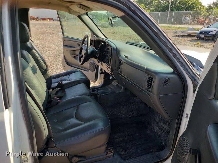 image for item LE9199 2007 Chevrolet Silverado 2500HD  utility bed pickup truck