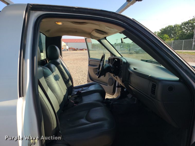 image for item LE9199 2007 Chevrolet Silverado 2500HD  utility bed pickup truck