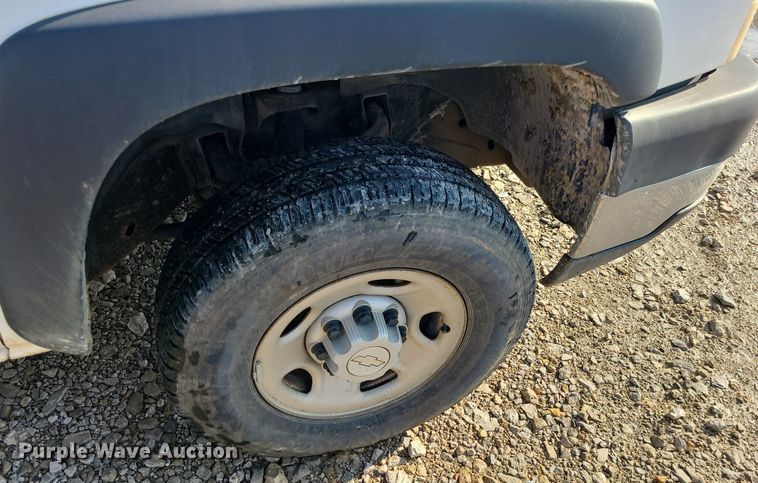 image for item LE9199 2007 Chevrolet Silverado 2500HD  utility bed pickup truck