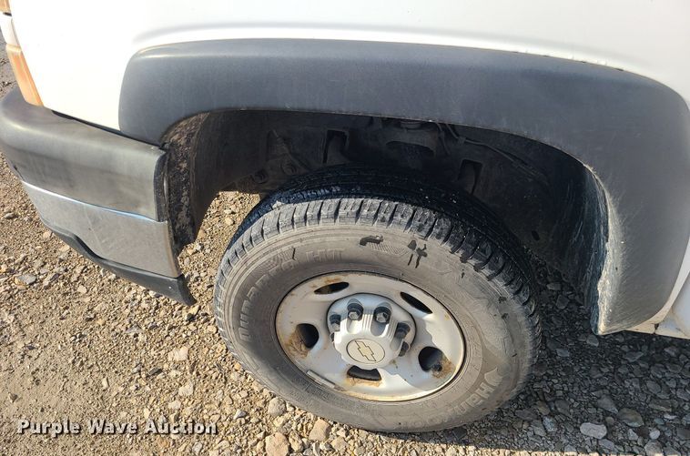 image for item LE9199 2007 Chevrolet Silverado 2500HD  utility bed pickup truck