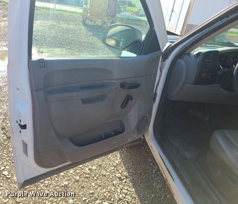 image for item LE9200 2012 Chevrolet Silverado 2500HD  utility bed pickup truck