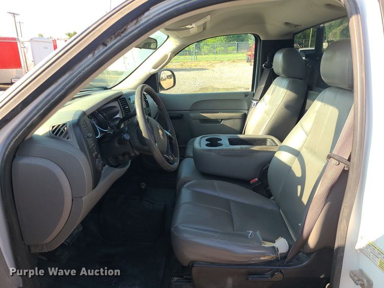 image for item LE9200 2012 Chevrolet Silverado 2500HD  utility bed pickup truck