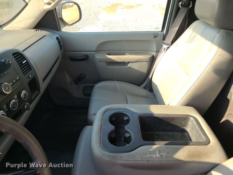 image for item LE9200 2012 Chevrolet Silverado 2500HD  utility bed pickup truck