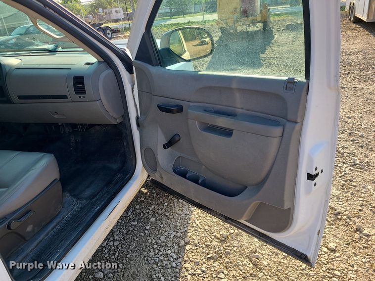 image for item LE9200 2012 Chevrolet Silverado 2500HD  utility bed pickup truck