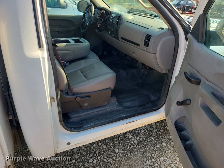 image for item LE9200 2012 Chevrolet Silverado 2500HD  utility bed pickup truck