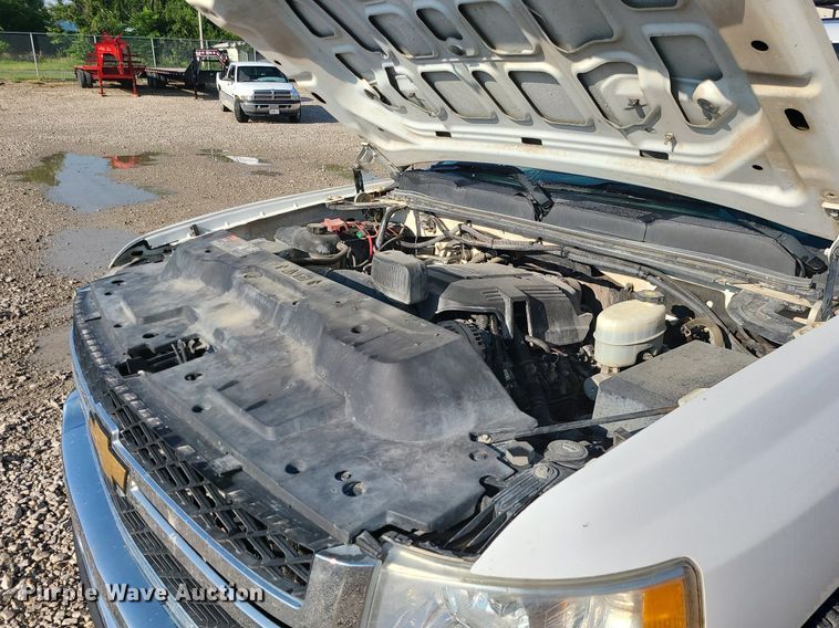 image for item LE9200 2012 Chevrolet Silverado 2500HD  utility bed pickup truck