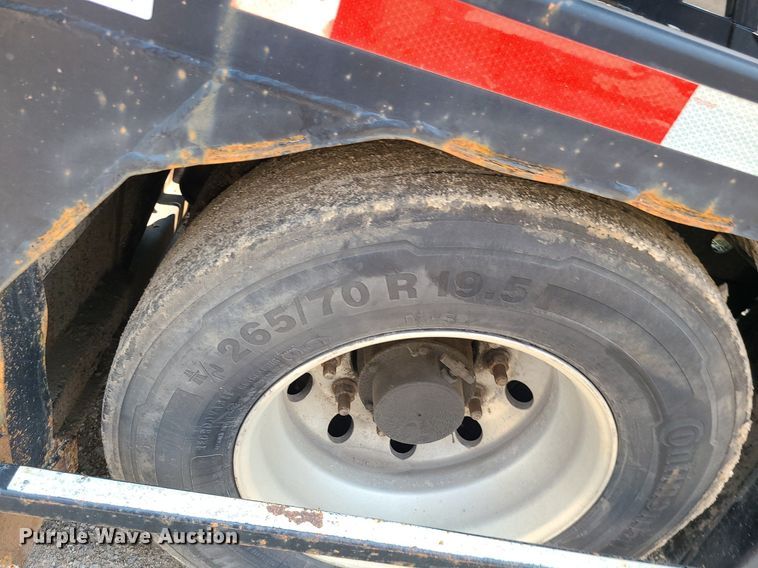 image for item LE9236 2007 Delavan  car carrier