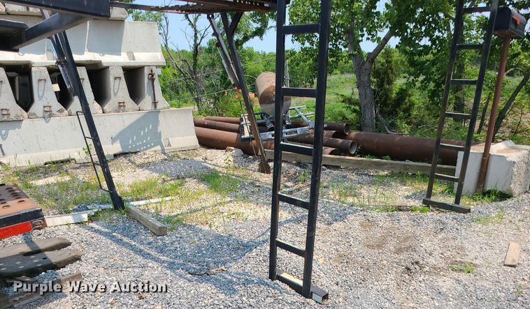 image for item LE9236 2007 Delavan  car carrier