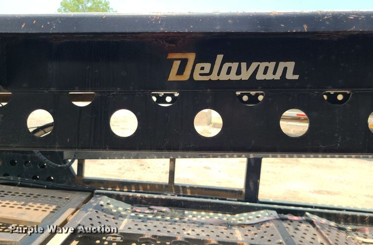 image for item LE9236 2007 Delavan  car carrier