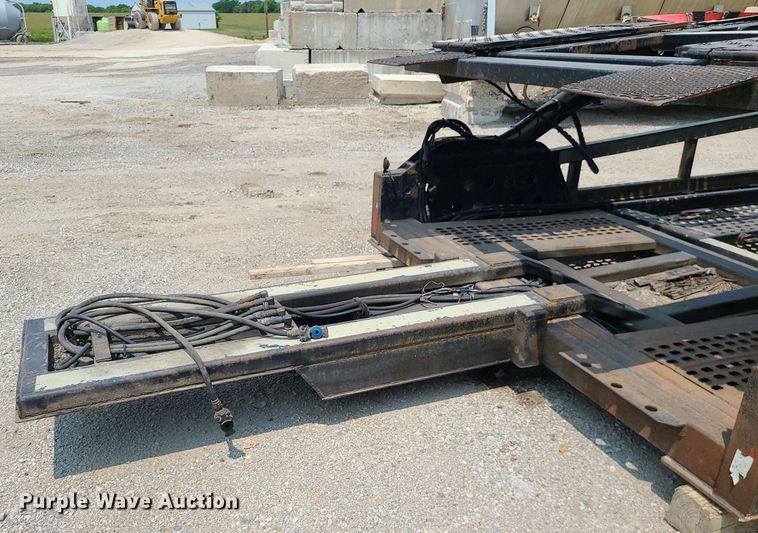 image for item LE9236 2007 Delavan  car carrier