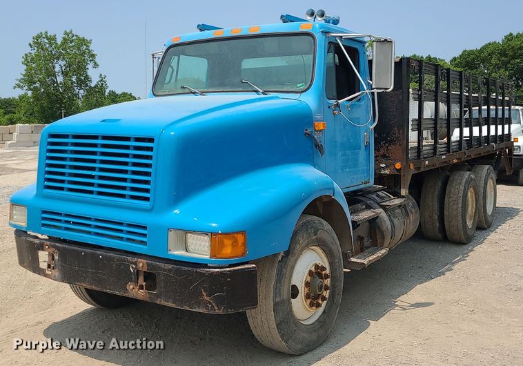 image for item LE9237 1993 International 8200  flatbed truck