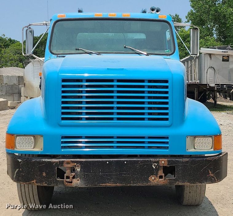 image for item LE9237 1993 International 8200  flatbed truck