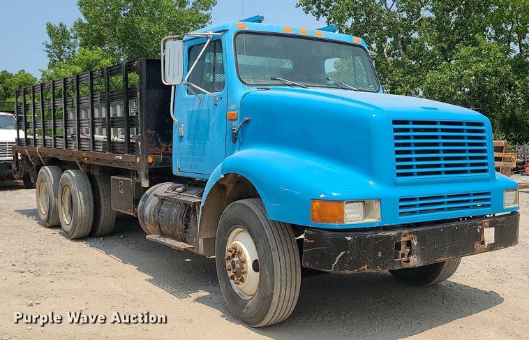 image for item LE9237 1993 International 8200  flatbed truck