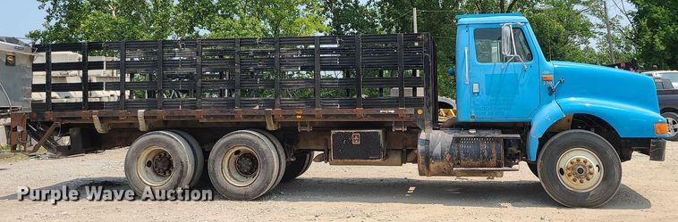 image for item LE9237 1993 International 8200  flatbed truck