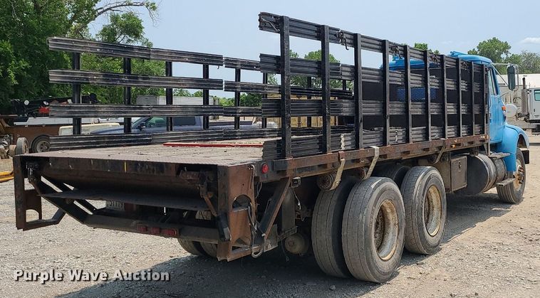 image for item LE9237 1993 International 8200  flatbed truck