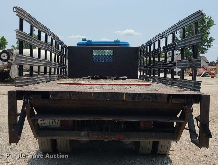 image for item LE9237 1993 International 8200  flatbed truck