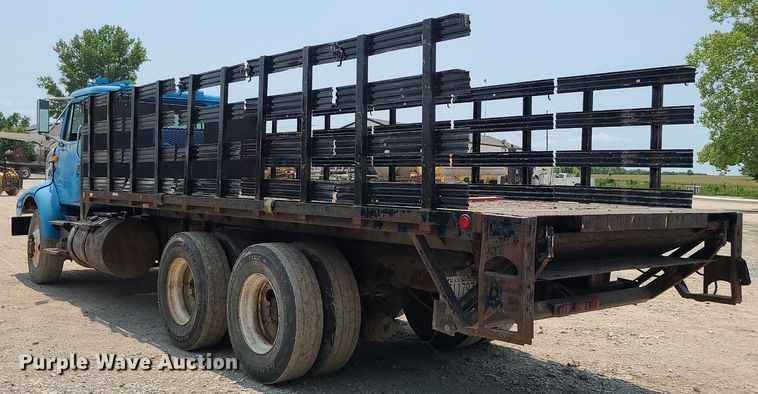 image for item LE9237 1993 International 8200  flatbed truck