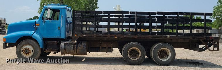 image for item LE9237 1993 International 8200  flatbed truck