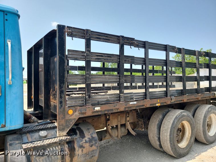 image for item LE9237 1993 International 8200  flatbed truck