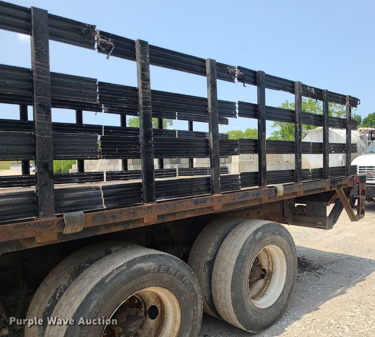 image for item LE9237 1993 International 8200  flatbed truck