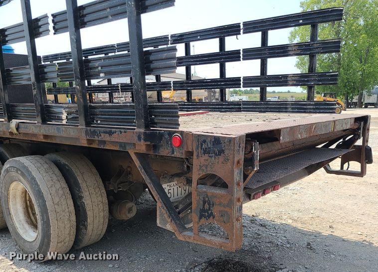 image for item LE9237 1993 International 8200  flatbed truck