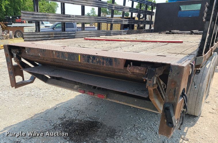 image for item LE9237 1993 International 8200  flatbed truck
