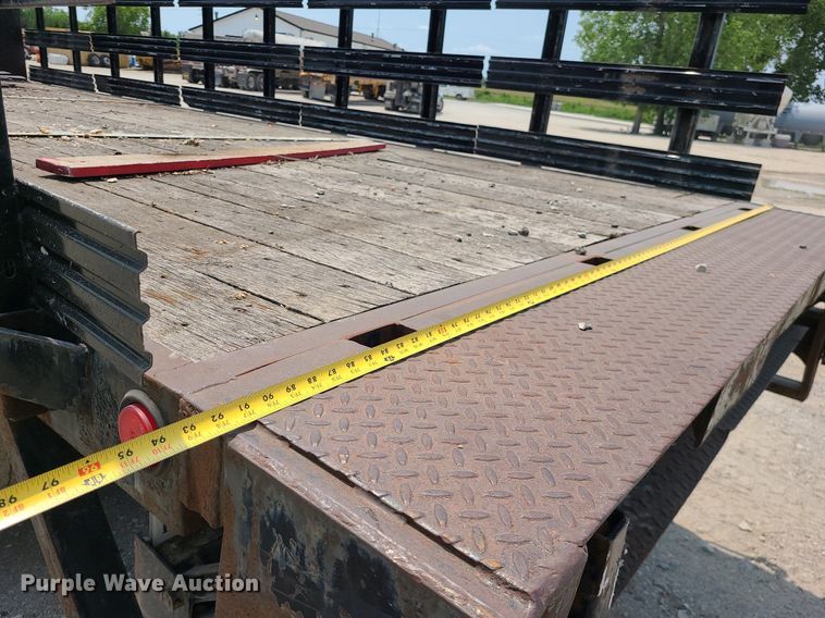 image for item LE9237 1993 International 8200  flatbed truck