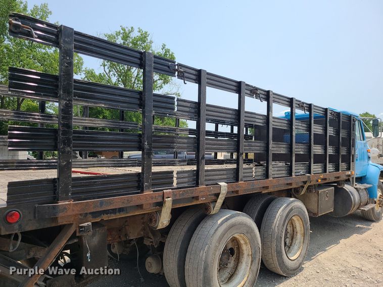 image for item LE9237 1993 International 8200  flatbed truck