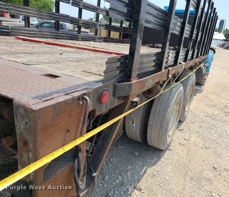 image for item LE9237 1993 International 8200  flatbed truck