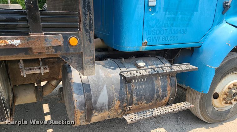 image for item LE9237 1993 International 8200  flatbed truck