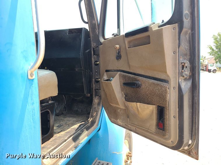 image for item LE9237 1993 International 8200  flatbed truck