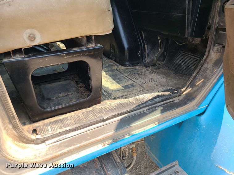 image for item LE9237 1993 International 8200  flatbed truck