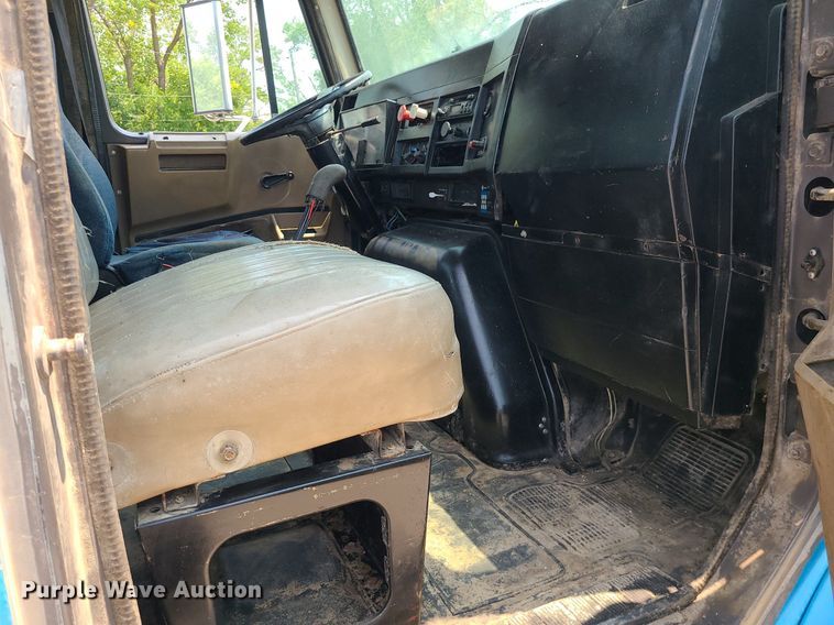 image for item LE9237 1993 International 8200  flatbed truck