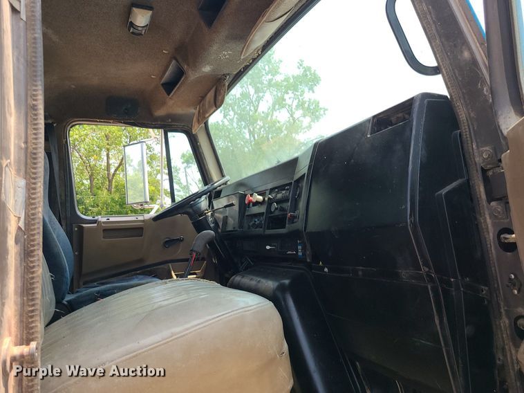 image for item LE9237 1993 International 8200  flatbed truck