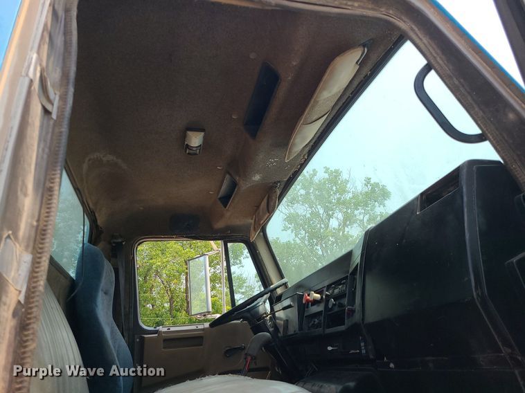 image for item LE9237 1993 International 8200  flatbed truck