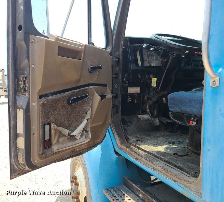 image for item LE9237 1993 International 8200  flatbed truck