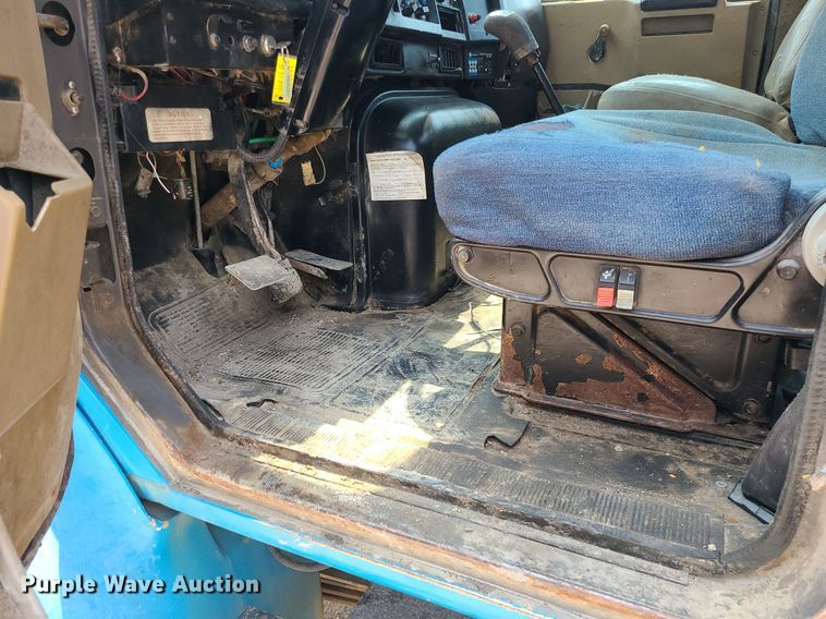 image for item LE9237 1993 International 8200  flatbed truck