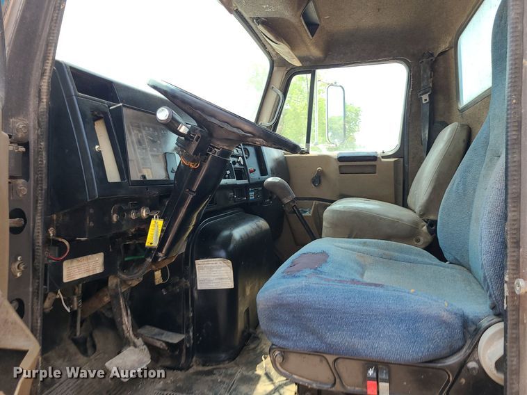 image for item LE9237 1993 International 8200  flatbed truck