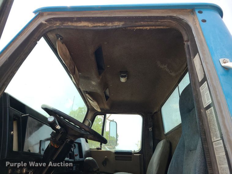 image for item LE9237 1993 International 8200  flatbed truck