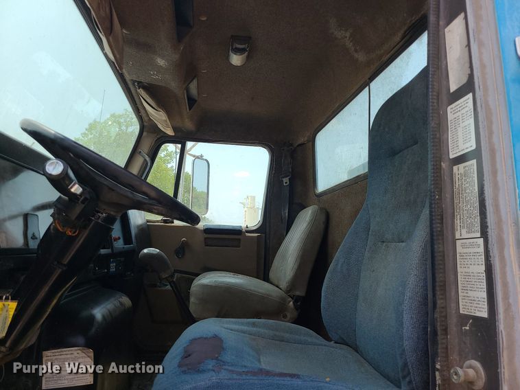 image for item LE9237 1993 International 8200  flatbed truck