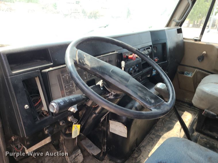 image for item LE9237 1993 International 8200  flatbed truck