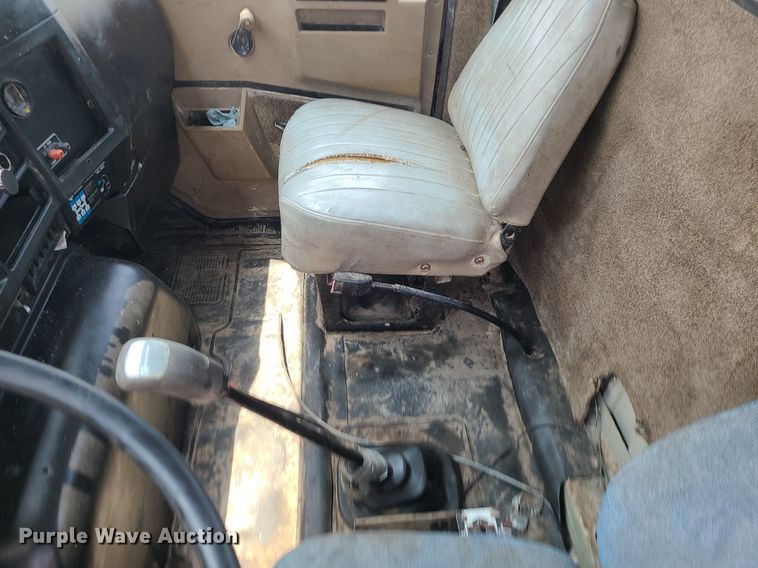 image for item LE9237 1993 International 8200  flatbed truck