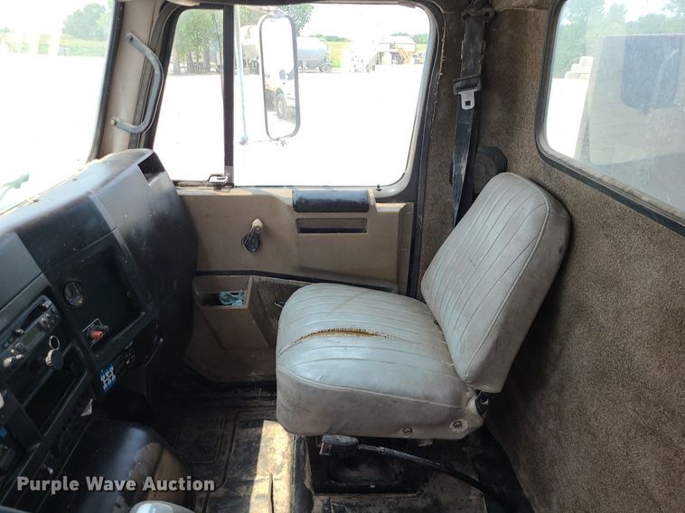 image for item LE9237 1993 International 8200  flatbed truck