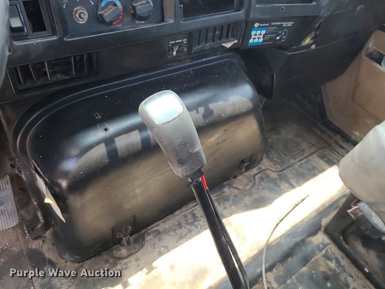 image for item LE9237 1993 International 8200  flatbed truck