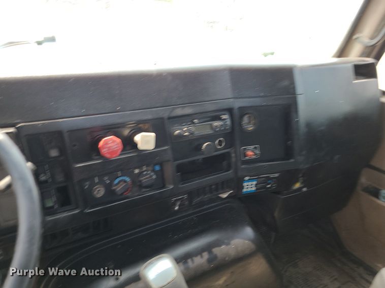 image for item LE9237 1993 International 8200  flatbed truck